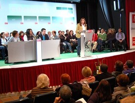 Susana Díaz llama a los socialistas a 'rearmarse ideológicamente' frente a la 'derecha dañina' de Arenas