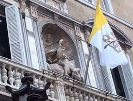 Generalitat i Ajuntament lluïen la bandera vaticana
