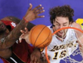 Navidades amargas en L.A: el huracán LeBron tumba a Gasol y Bryant