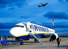 Ryanair vuelve a las portadas: regresa uno de sus aviones a Tenerife Sur por un problema técnico