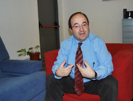 Dos mil cuatrocientos coches