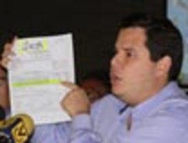 El partido Acción Democrática (AD) hizo fuertes denuncias contra  el presidente Chávez y lo acusa de  querer “meter de contrabando” la reforma rechazada en diciembre