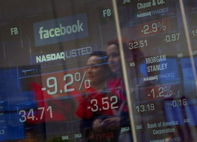 Análisis.- Facebook, tres meses entre el  'boom' y el 'bluf'