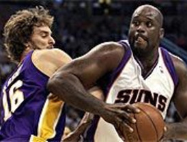 Nuestro canapero se coló en la copa navideña del PP