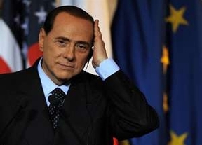 Berlusconi cierra su 'show' con un golpe de efecto por televisión: no abandonará la política