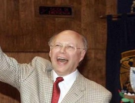 El Madrid no convence pero vence y sigue líder (0-1)