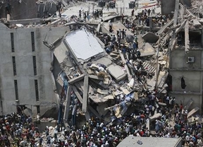 Catástrofe en Bangladesh: casi 400 fallecidos en el derrumbe de un edificio de talleres textiles clandestinos