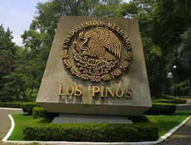 Uribe es denunciado por traición a la patria