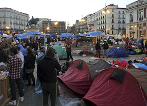 Las 'precauciones' de Cifuentes: la Policía podría requisar material de acampada al acceder a Sol