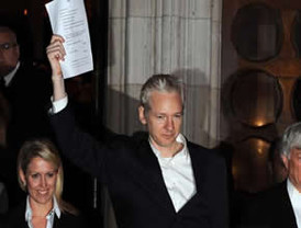El fundador de WikiLeaks sale en libertad bajo fianza en Londres