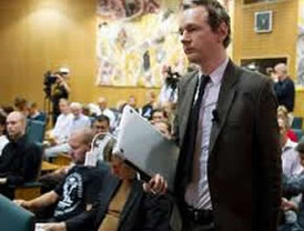 Conceden y aplazan libertad bajo fianza a creador de WikiLeaks
