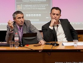 Dos encapuchados queman la foto del Rey en la manifestación de la Diada