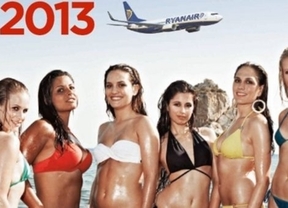 Ryanair, acusada ante el juez de publicidad sexista por su polémico calendario de azafatas en bikini