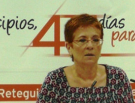 Begoña García Retegui, arropada en Los Alcázares por más de 300 personas, con militantes del PSOE y asociaciones vecinales