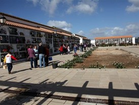 Profanadas tres tumbas en el cementerio de Cartaya