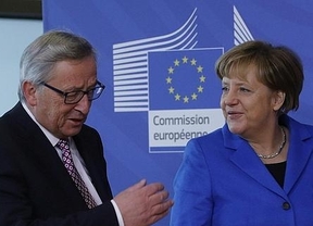 Merkel y Juncker ven prematuro empezar a hablar de un hipotético tercer rescate a Grecia