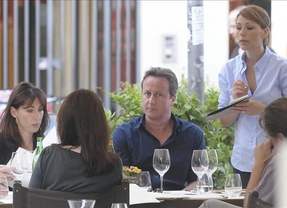 David Cameron y su esposa olvidan a su hija en un pub inglés