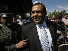 Uribe asciende al rango de general a un policía secuestrado por las FARC