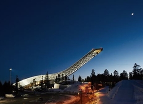 Experiencias únicas: dormir en la cima de un trampolín olímpico de esquí
