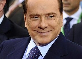 Berlusconi se aferra a la 'silla': dice que dimitir es "traicionar" a Italia 