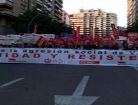 Cerca de 50.000 personas protestan en Murcia a ritmo carnavalesco contra la 'agresión social de Valcárcel'