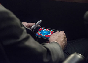 Cazan a McCain jugando al póquer en pleno debate sobre Siria