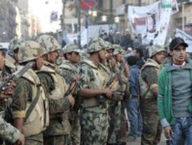 Egipto: el Ejército disuelve el Parlamento y suspende la Constitución