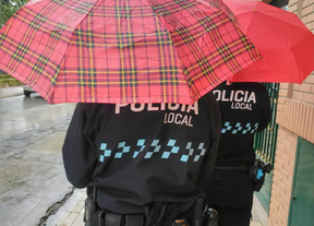 Los policías patrullaron con paraguas