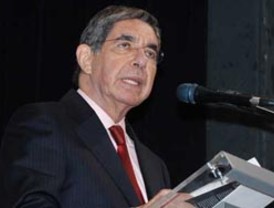 Óscar Arias criticó gasto armamentista en Venezuela