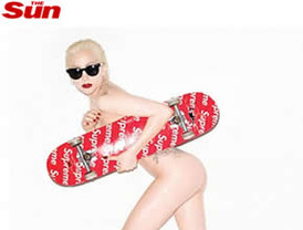 Lady Gaga se desnuda para campaña de patinetas