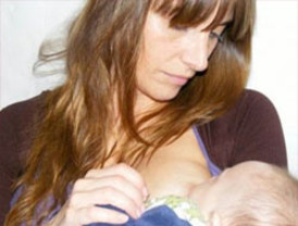 Facebook sigue viendo ofensivas las fotos de madres dando el pecho a sus hijos