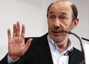 Rubalcaba intenta atraer al grupo feminista del PSOE