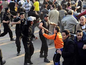 Hay protestas sin precedentes en el Cairo contra régimen egipcio, de Hosni Mubarak