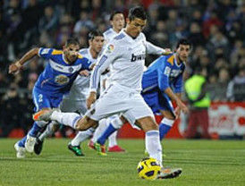 Triunfo con susto del Madrid en su mini-Bernabéu getafeño (2-3)