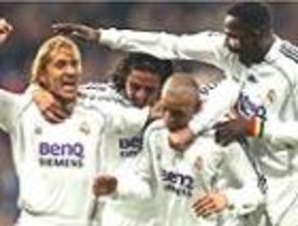 A trancas y barrancas y con juego gris, el Real Madrid de Capello casi al alcanza al Barça