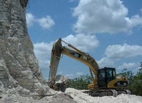 Una constructora destroza una pirámide maya