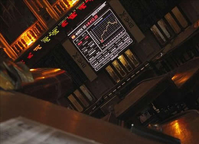 El mercado sigue castigando a España: la Bolsa prolonga su desplome y cae un 2,34%