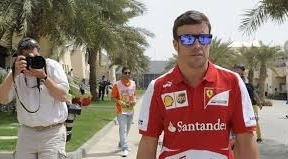 Alonso pasea por las calles cercanas al circuito de Bahréin,