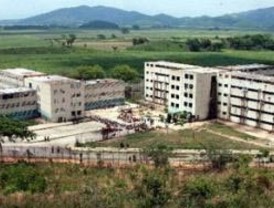 Bajan los viajeros que utilizan el avión y el AVE