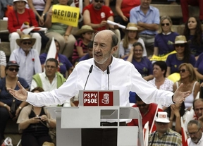 Rubalcaba 'avisa' a Rajoy: el PSOE no apoyará una reforma de las pensiones "sin los sindicatos"