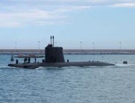 El submarino español 'Tramontana' se dirige hacia la zona de operaciones