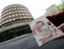 La plaza del Ayuntamiento de Santander se llena de velas para recordar a las mujeres muertas a manos de sus maridos
