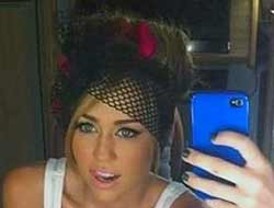 Miley Cyrus se hace una foto en ropa interior y vuelve a la polémica