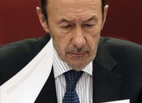 Rubalcaba informa sobre sus cuentas: ganó la mitad de lo que declaró Rajoy como líder de la oposición