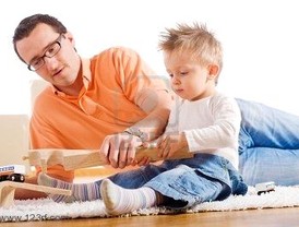 La mitad de los padres andaluces no dedica 'suficiente' tiempo a jugar con sus hijos