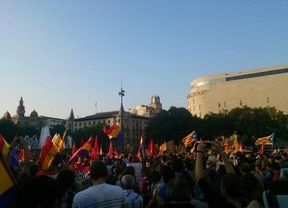 Miles de personas se concentran en Barcelona a favor de la República