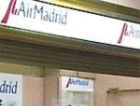 Los antidisturbios entran en Barajas para desalojar una protesta de 80 pasajeros colombianos