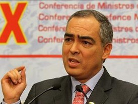 Trinidad Jiménez reitera su 'compromiso' de acabar el Hospital Valdecilla, para lo que el PP le pide 100 millones