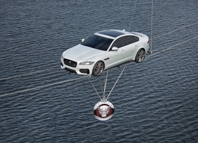 El nuevo Jaguar XF cruza el agua sobre la cuerda floja más larga del mundo