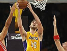 Los Lakers de Gasol comienzan la defensa de su anillo con una victoria